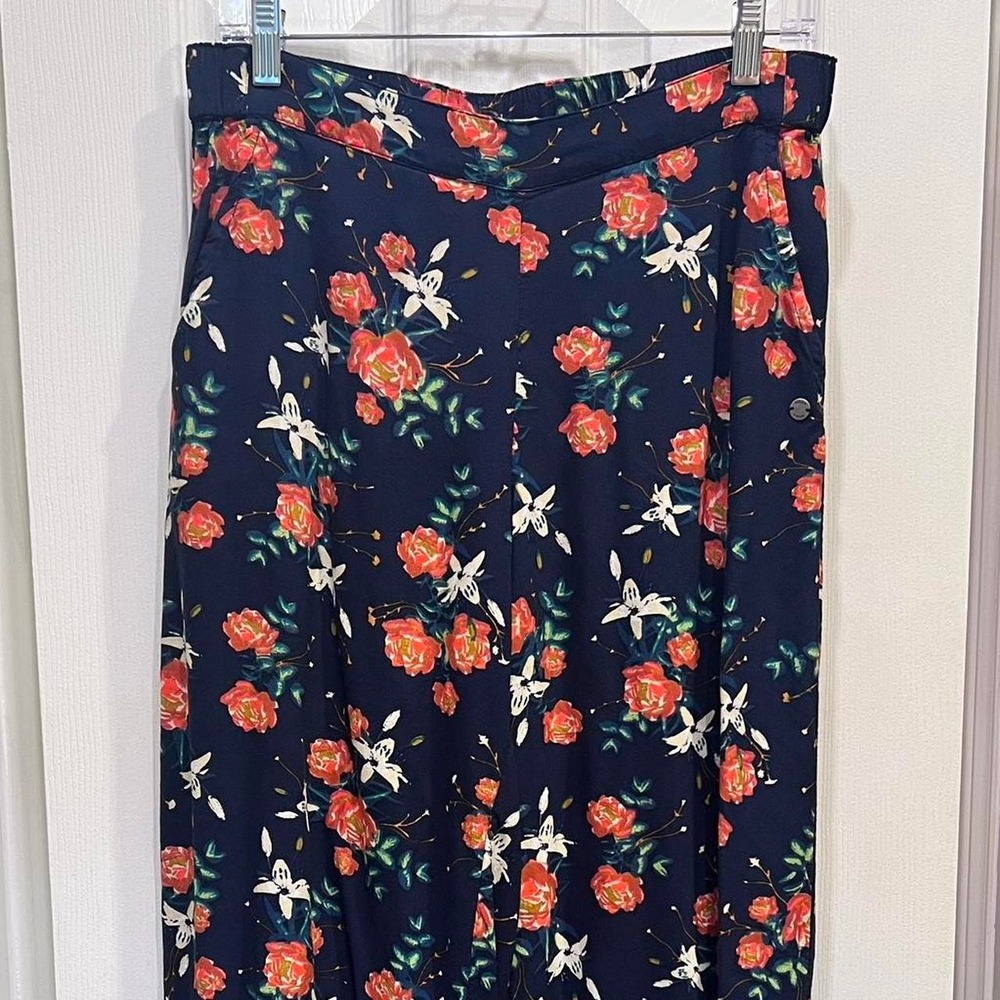 Roxy navy floral wide leg pants with elastic waistband and pockets. Size Large